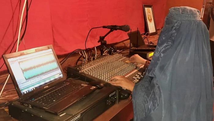 Femmes journalistes Afghanes 2 Radio For Peace International ministure