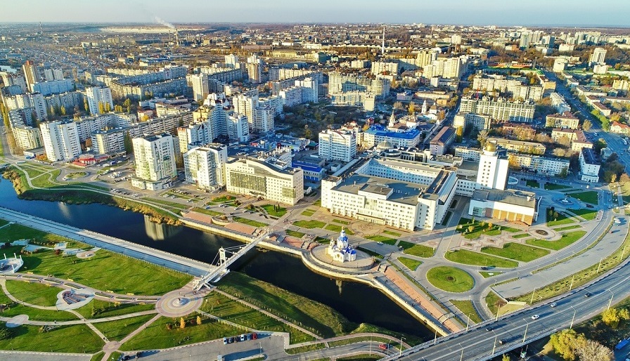 Pont pitonnier au dessus de la rivire Vezelka Eglise orthodoxe de larchange Gabriel universit dtat Belgorod Russie Radio For Peace International